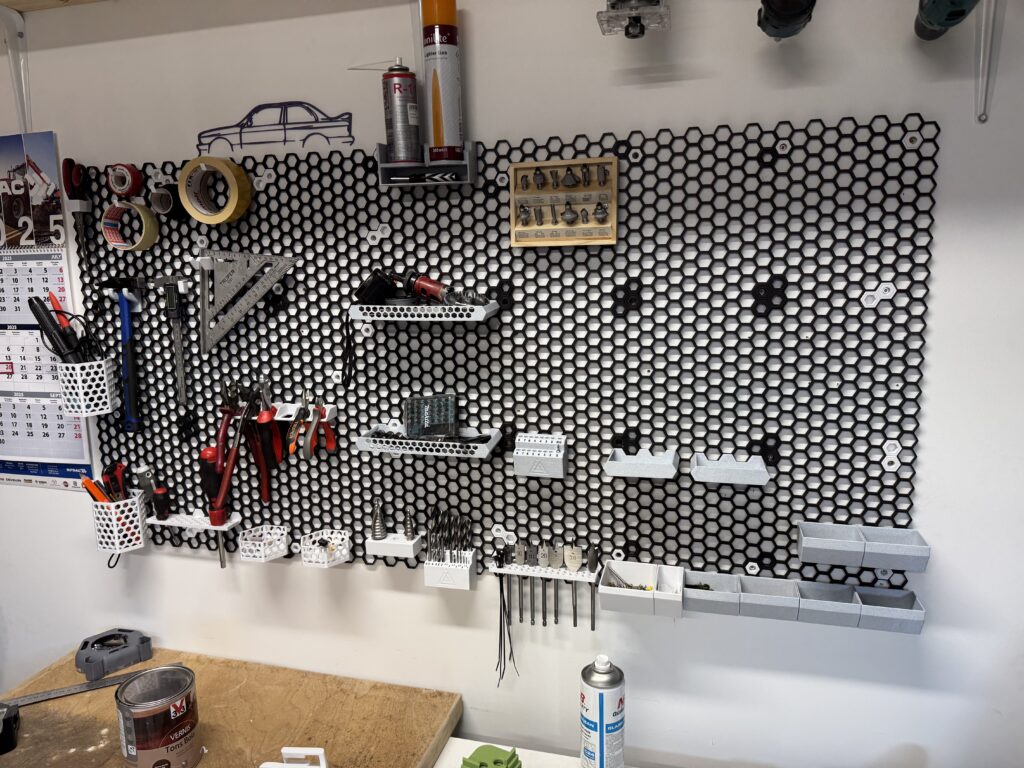 Tööriista sein koos hoidikutega