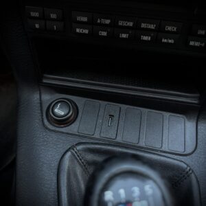 BMW E36 USB laadija